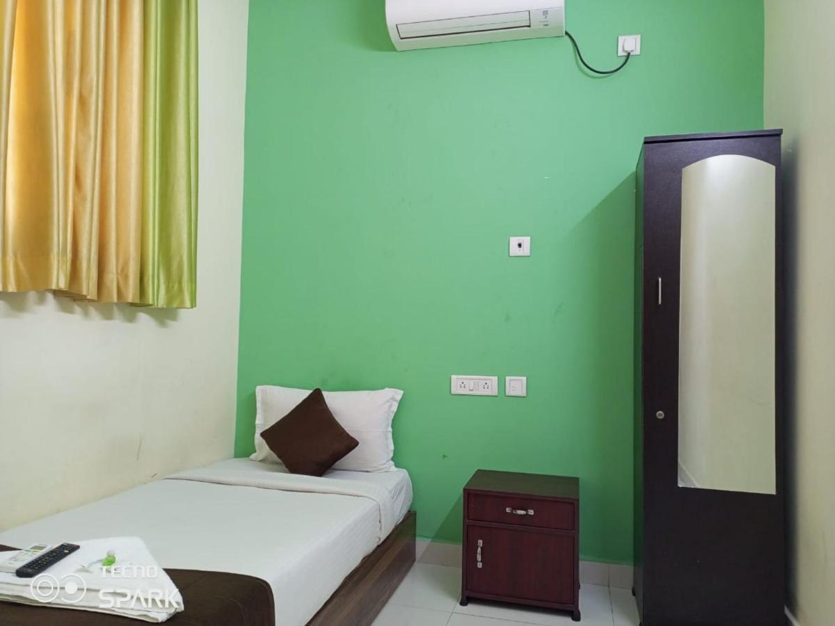 Green Tree Hotel-Near Vfs Global And Ramee Mall Chennai Bagian luar foto