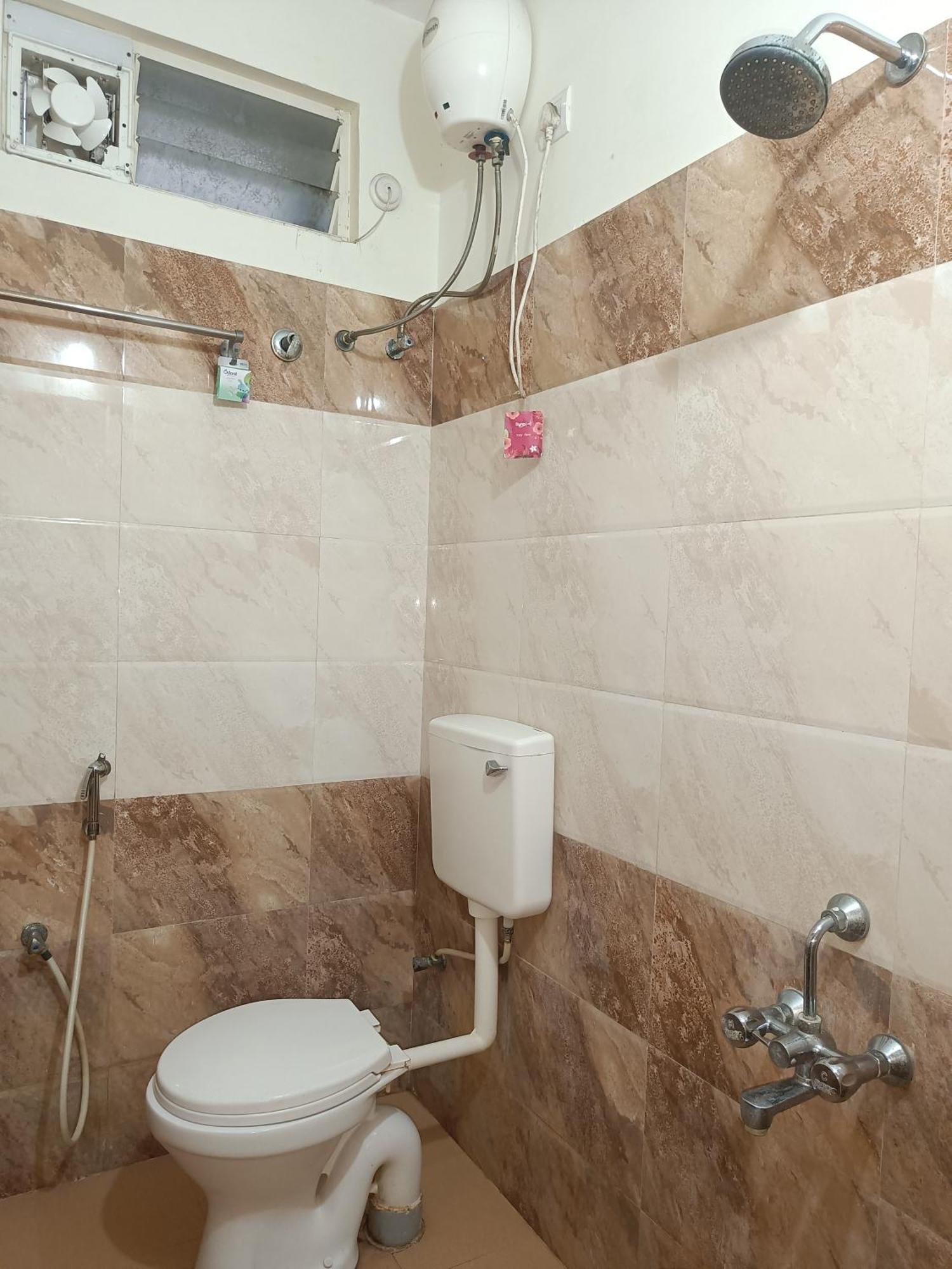 Green Tree Hotel-Near Vfs Global And Ramee Mall Chennai Bagian luar foto
