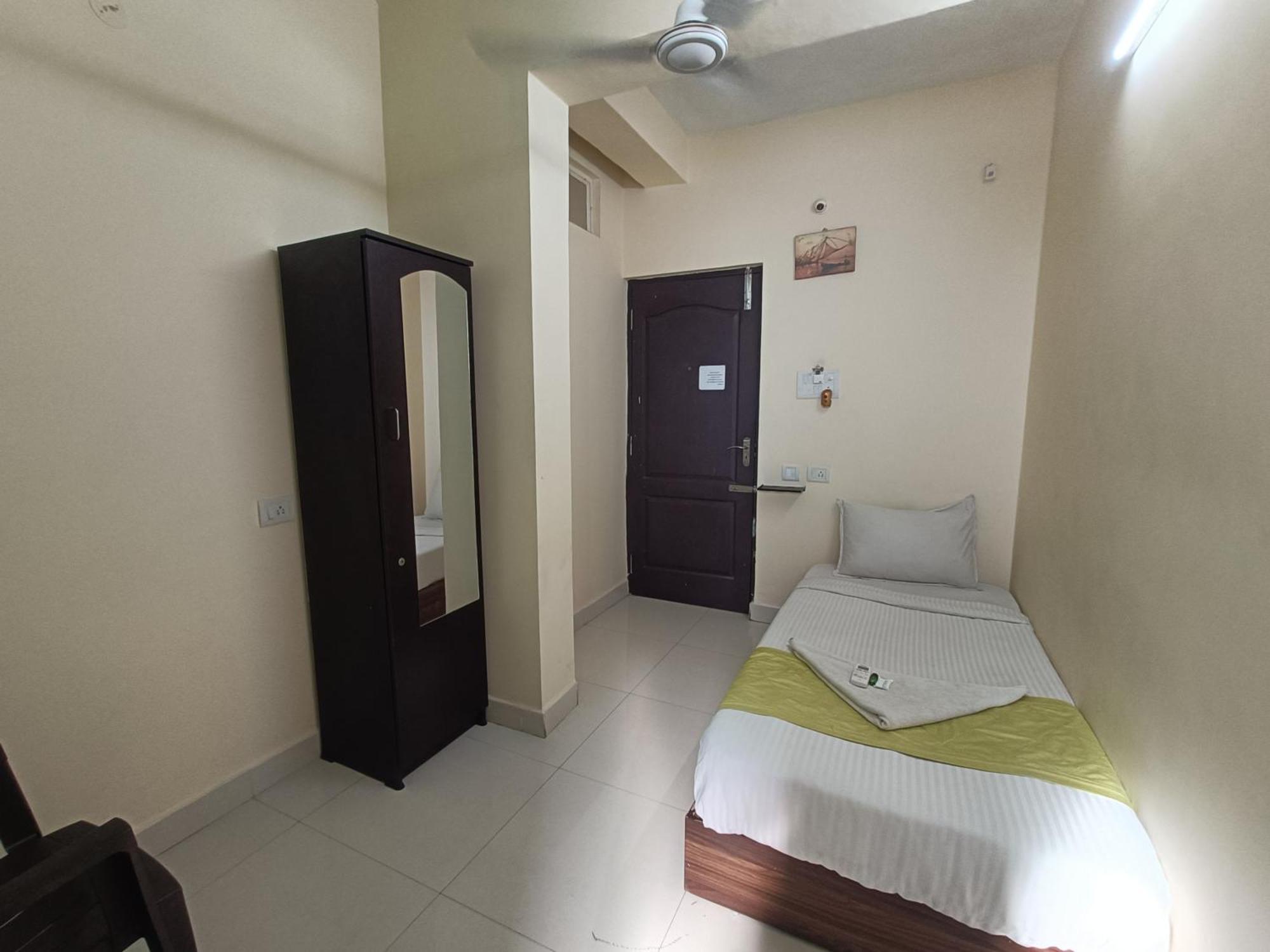 Green Tree Hotel-Near Vfs Global And Ramee Mall Chennai Bagian luar foto